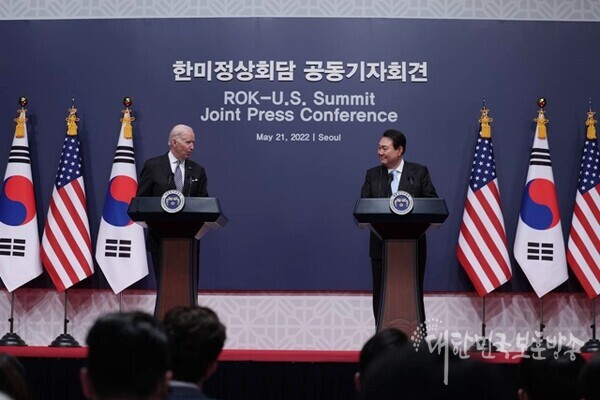 대한민국 윤석열 대통령과 미국 바이든 대통령이 정상회담 후 기자회견을 하고 있다.